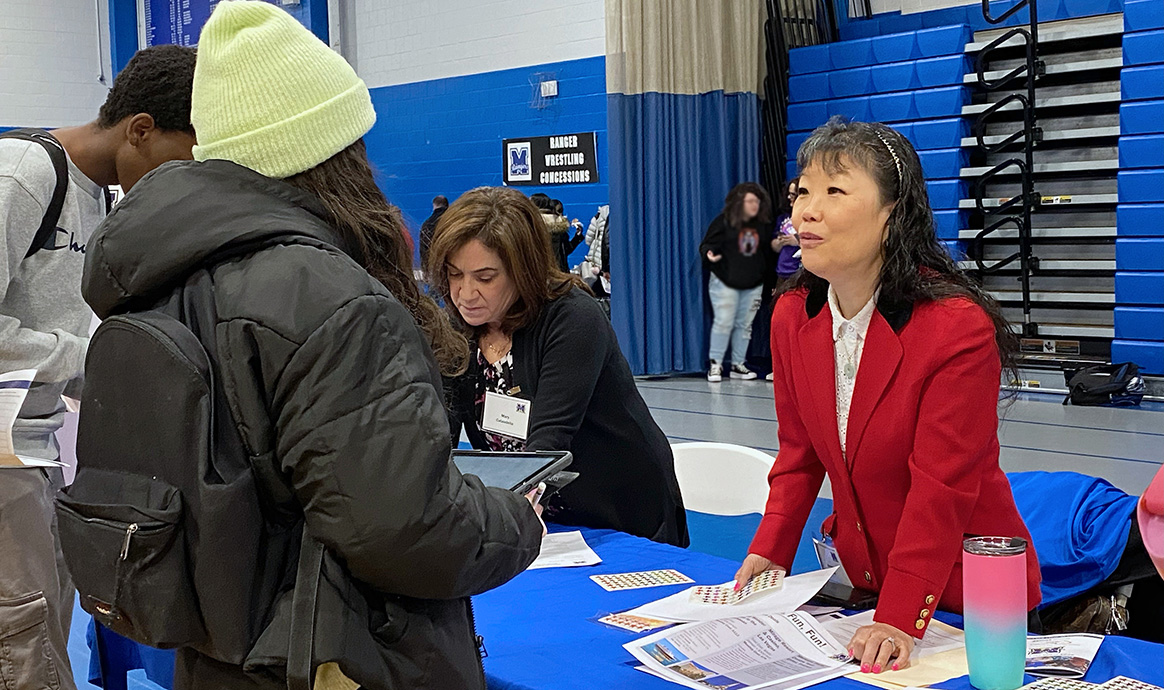 MVCU Universal Banker Andrea Rose gives students financial advice during the 2024 Credit for Life Fair. 